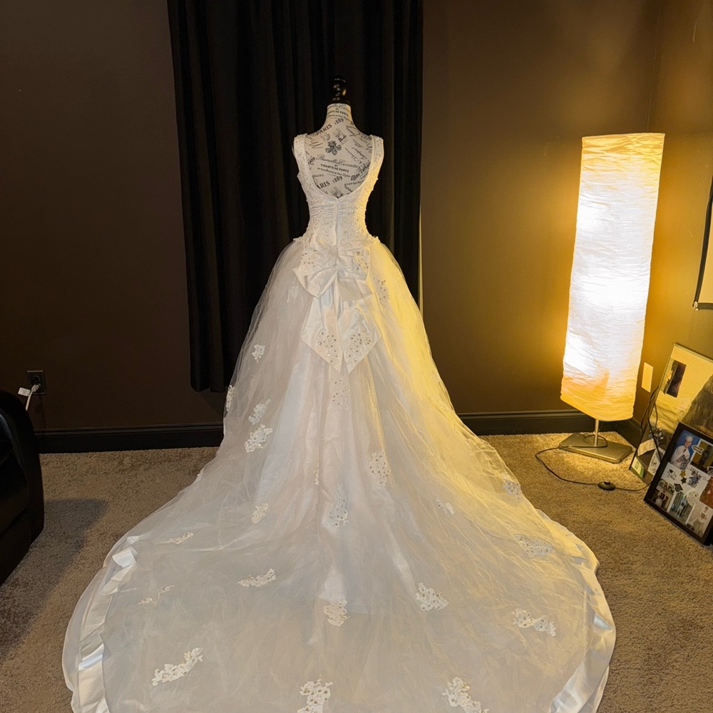 Elegant White Antique Wedding Dress